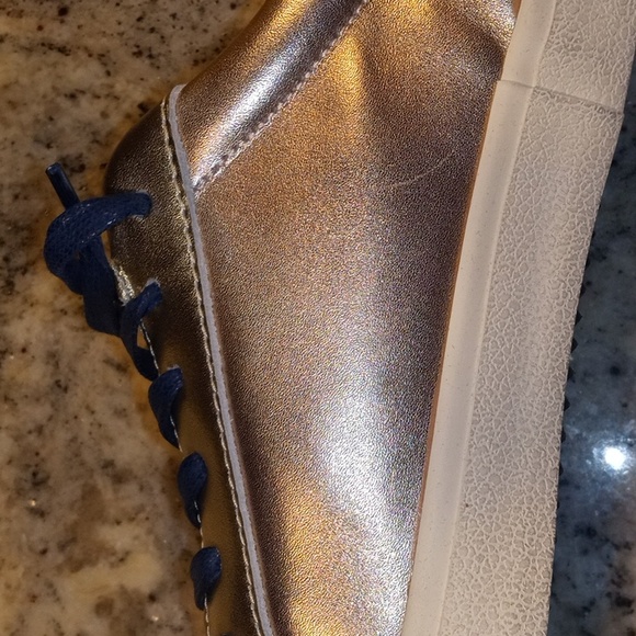 Clee - Picture 3 of 4